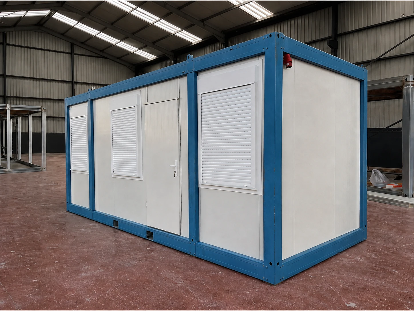 Raummodul Pure Bürocontainer mit drei Fenstern